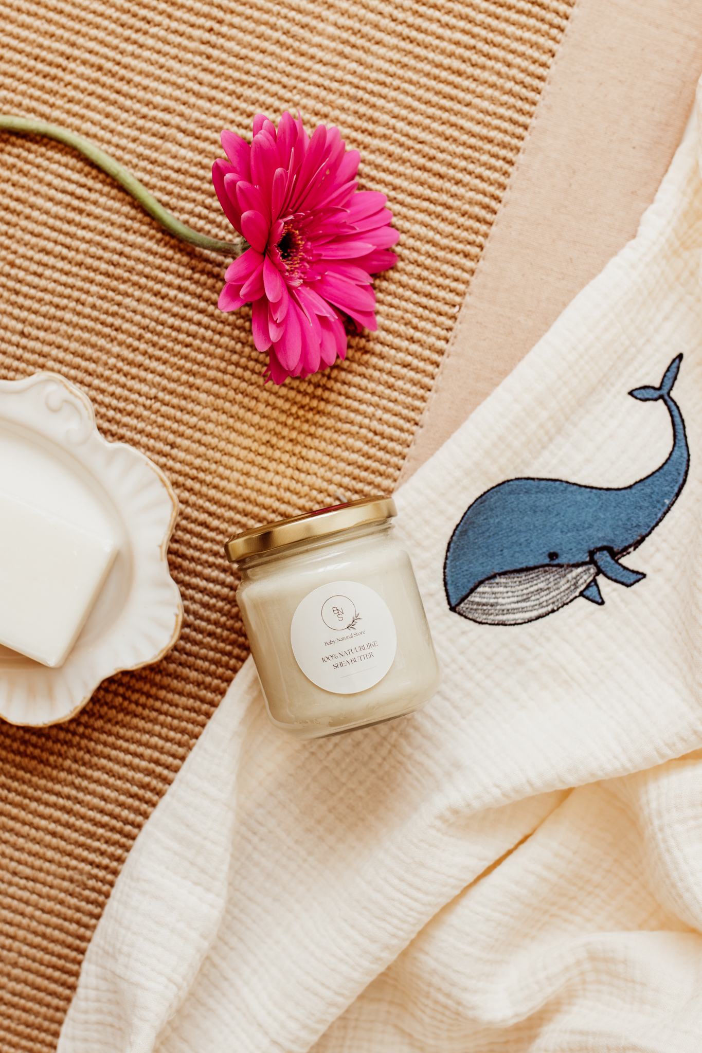 Hydrofiele doek van Atelier Pomme | Cosy White Whale - Afbeelding 3